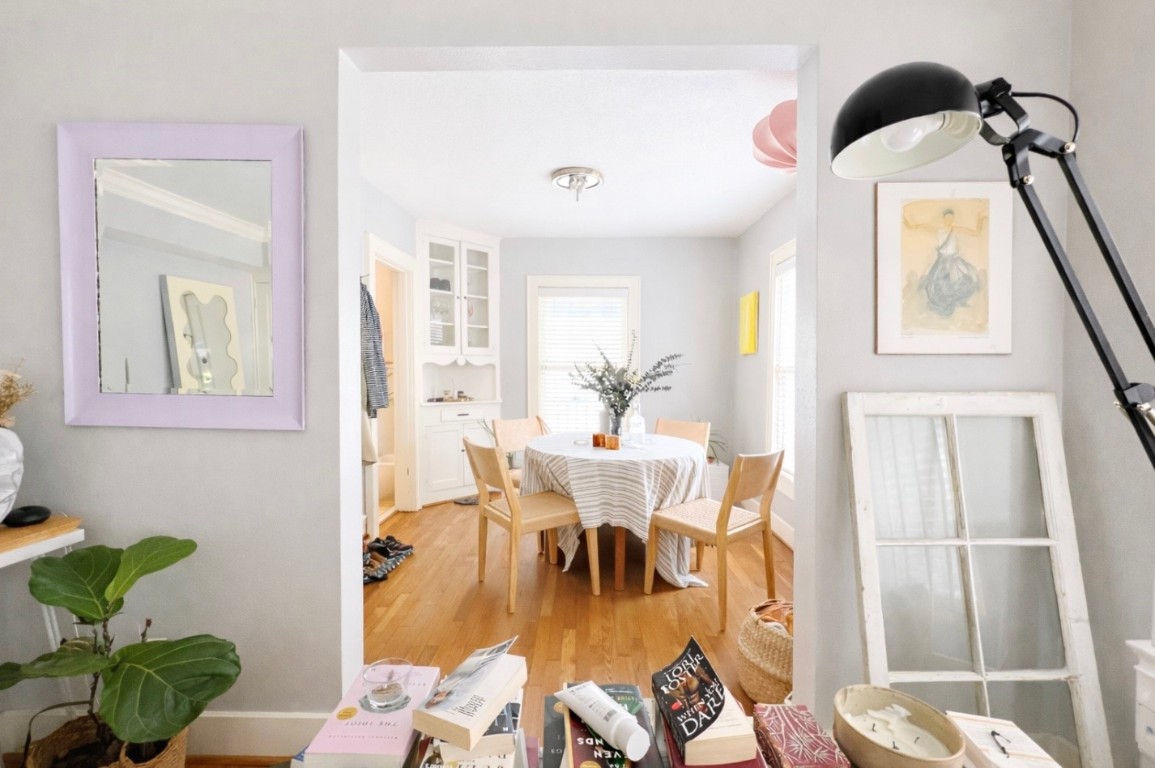 1656 Kipling Street, Unit 4 Houston, TX 77006 - Photo 4 of 11 Clean and quaint, vintage, upstairs one bedroom/one bath apartment