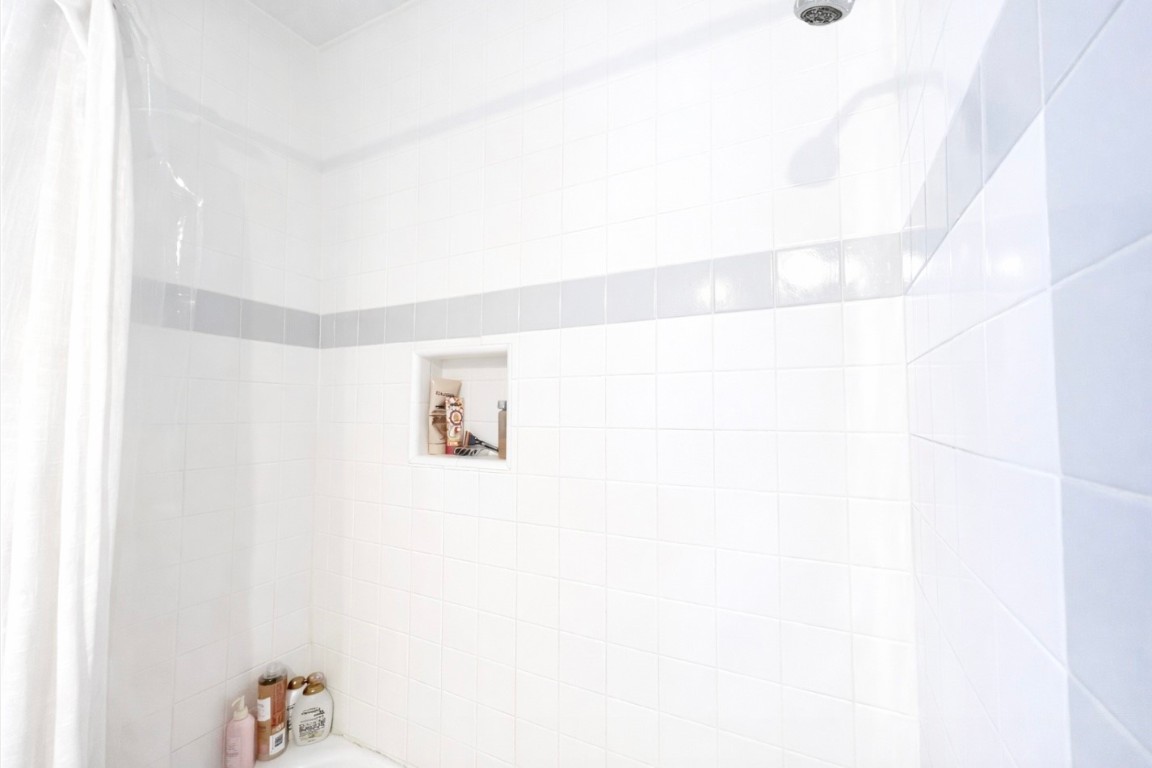 1656 Kipling Street, Unit 4 Houston, TX 77006 - Photo 7 of 11 Tub shower in bath