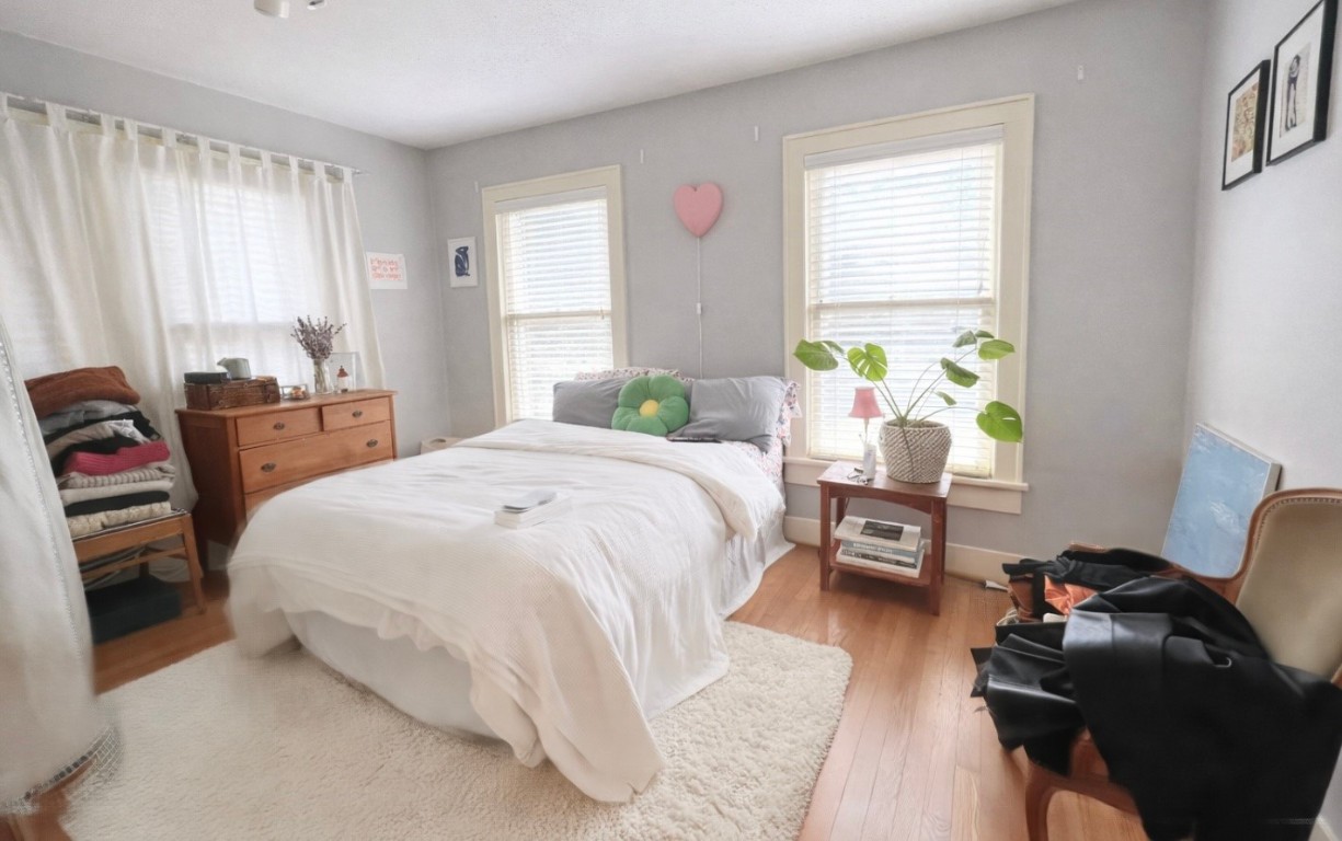 1656 Kipling Street, Unit 4 Houston, TX 77006 - Photo 8 of 11 Bedroom windows offer lots of light