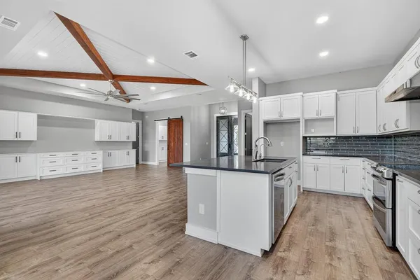 $949,995 | 21603 Thomas Cove, Lago Vista, TX 78645