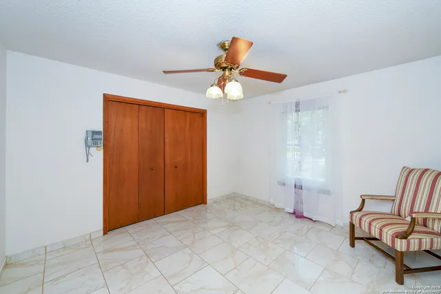 a view of livingroom with furniture and ceiling fan