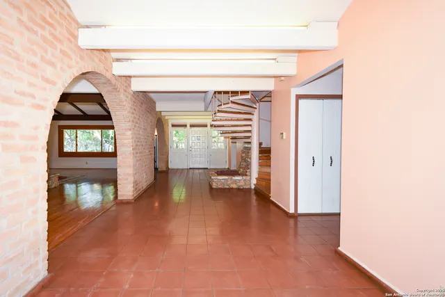 a view of a yard with a tree