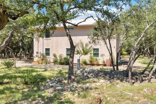 a view of a yard with basketball court