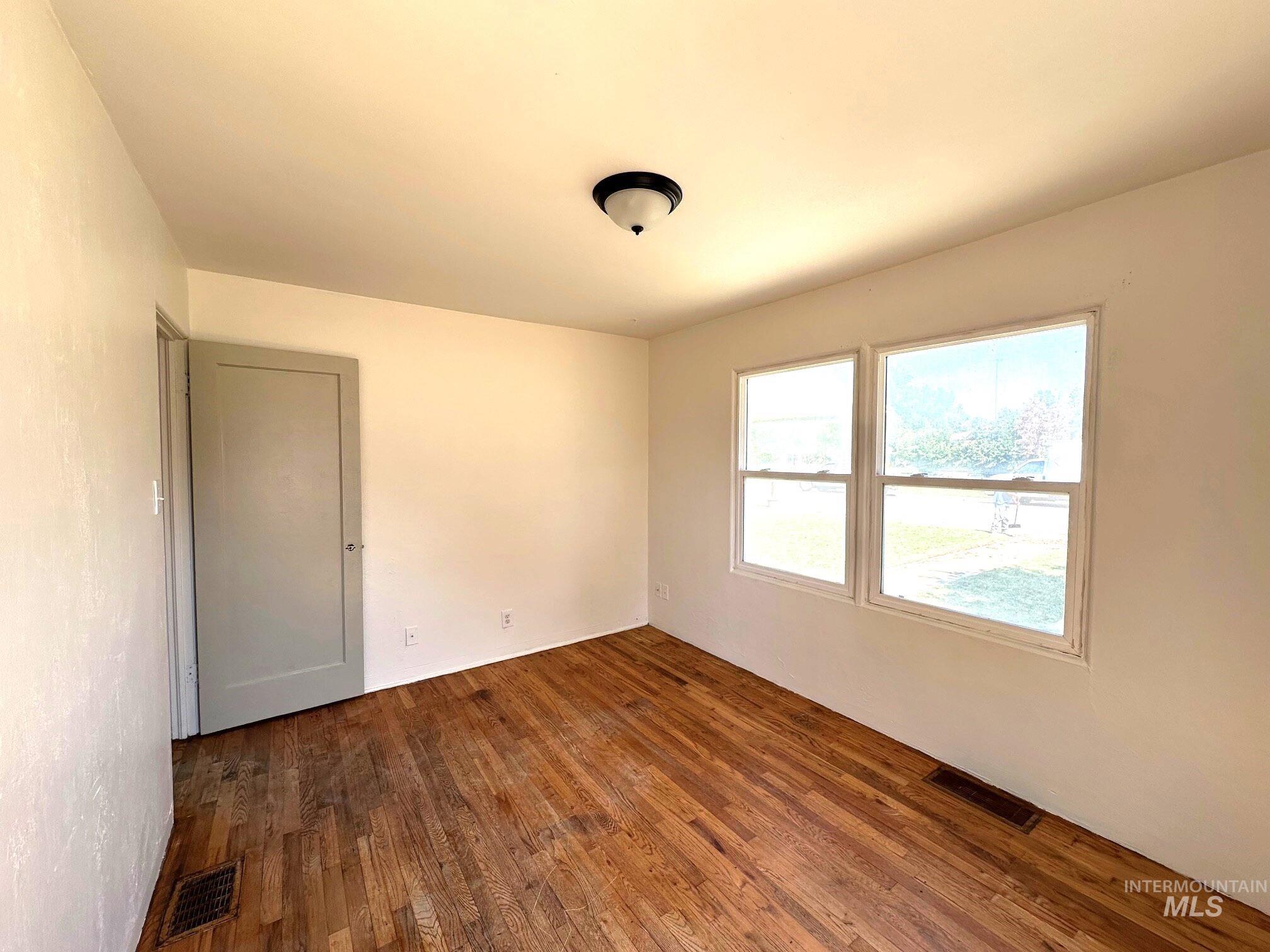 264 Southwest 10th Avenue Ontario, OR 97914 - Photo 9 of 29 Unfurnished room featuring hardwood / wood-style floors