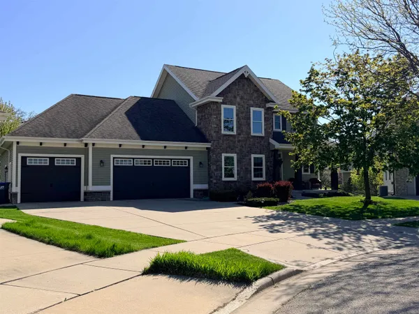 $669,900 | 245 Stone Bridge Circle, Deerfield, WI 53531