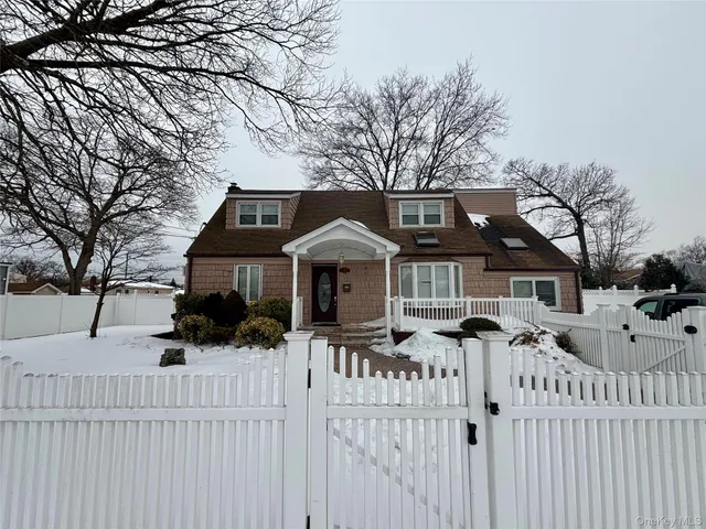 $839,900 | 361 South 16th Street, Lindenhurst, NY 11757