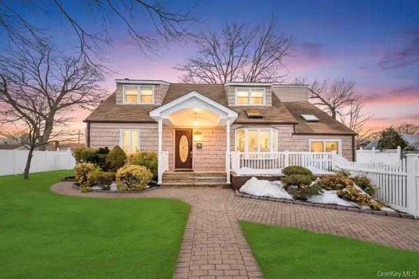 $839,900 | 361 South 16th Street, Lindenhurst, NY 11757