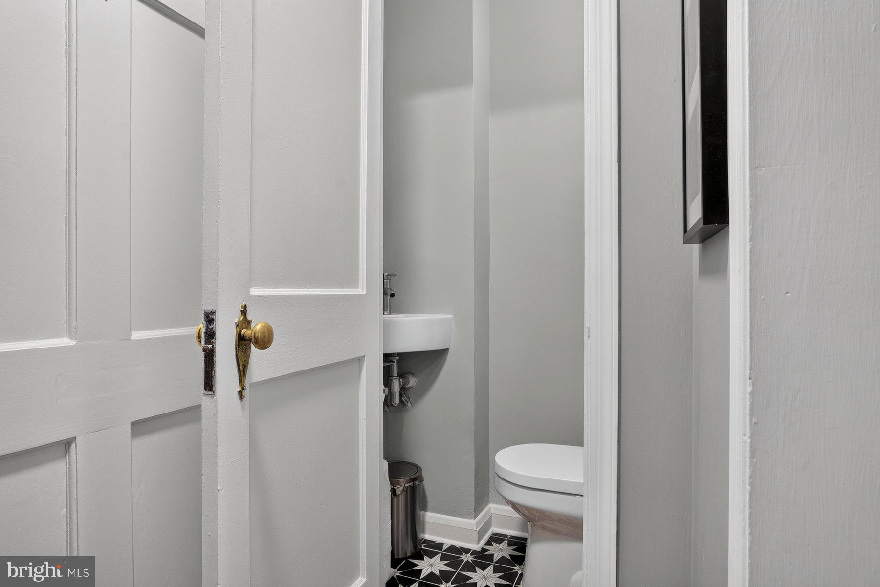 6414 Blenheim Road Baltimore, MD 21212 - Photo 8 of 33 Cute and practical powder room on Main level