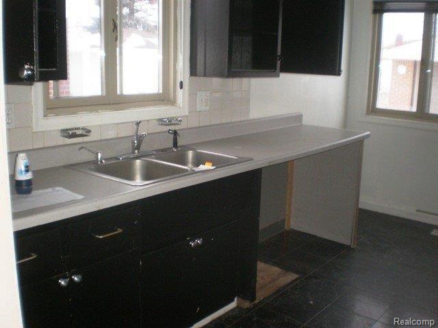 18151 Winsome Road Fraser, MI 48026 - Photo 6 of 7 261-942587 - Kitchen