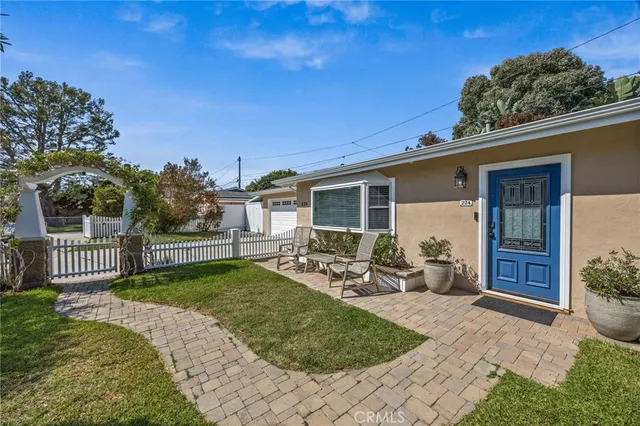 a view of a house with backyard and sitting area