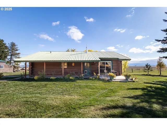 a view of a house with a yard and garage
