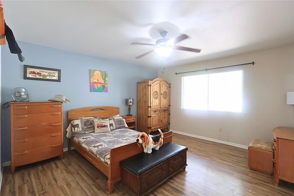 505 Colonial Drive Athens, TX 75751 - Photo 18 of 33 a bedroom with furniture and a window