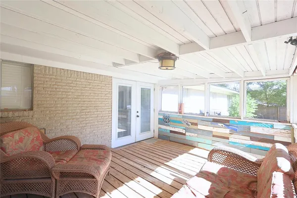 a view of a backyard