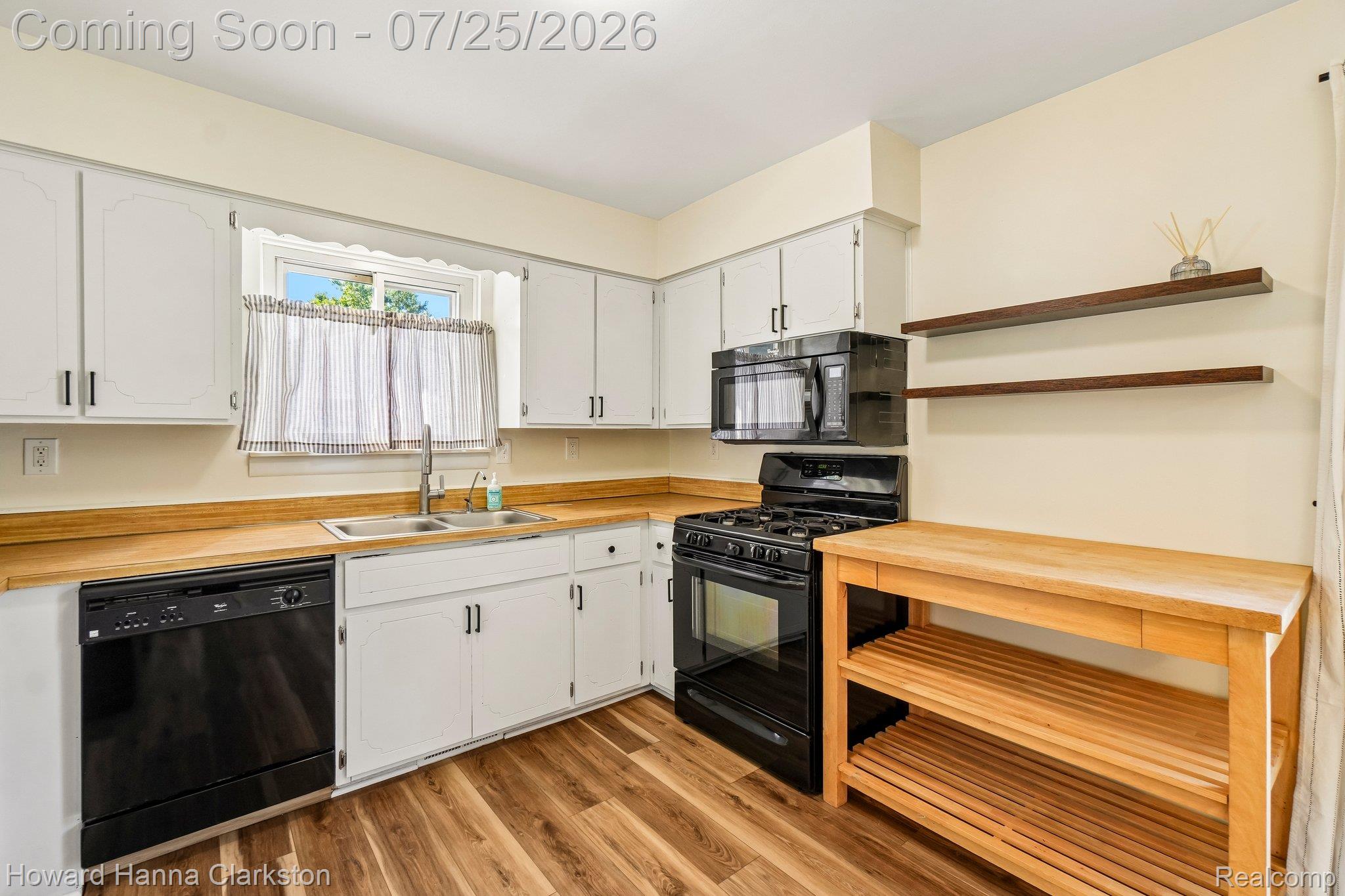 950 Beardon Road Lake Orion, MI 48362 - Photo 9 of 40 Entry level kitchen with ample storage and prep space.