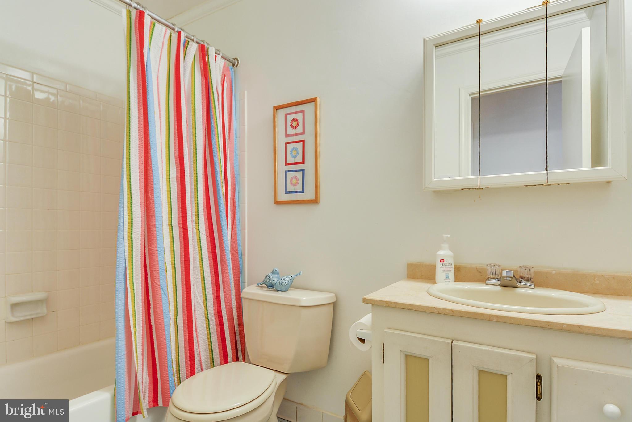 2105 Edgeware Street Silver Spring, MD 20905 - Photo 22 of 30 Bath
