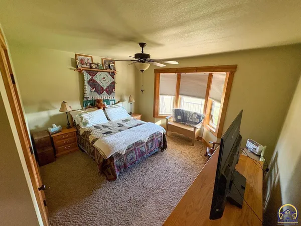 $525,000 | 1922 Northeast 70th Street, Topeka, KS 66617