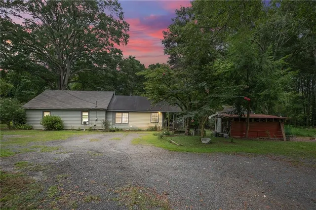 a view of a house with a yard