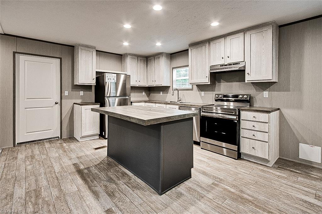 2140 Poole Town Road Asheboro, NC 27205 - Photo 11 of 33 Kitchen with appliances