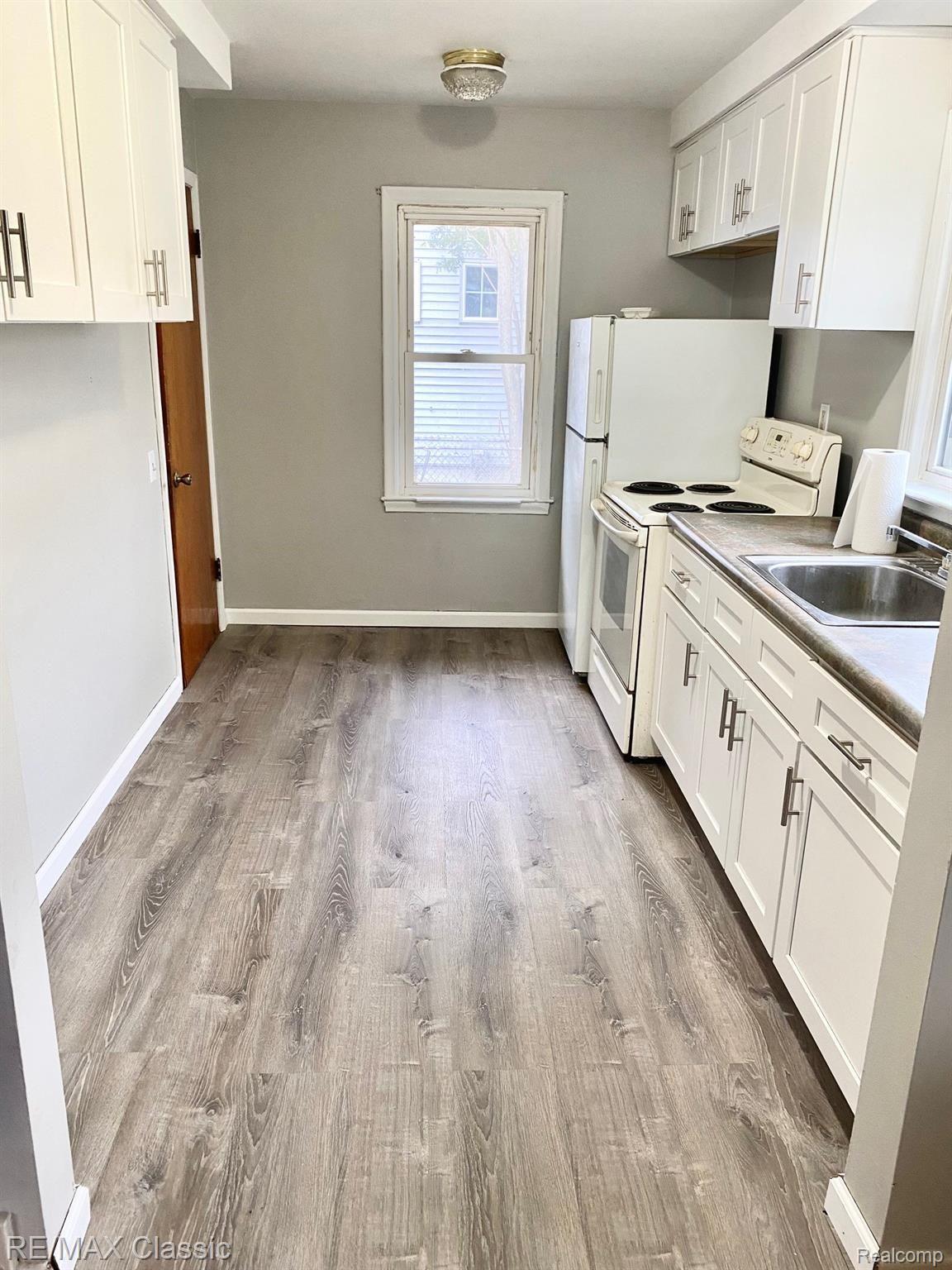 21313 Inkster Road Farmington, MI 48336 - Photo 9 of 19 Kitchen.jpg