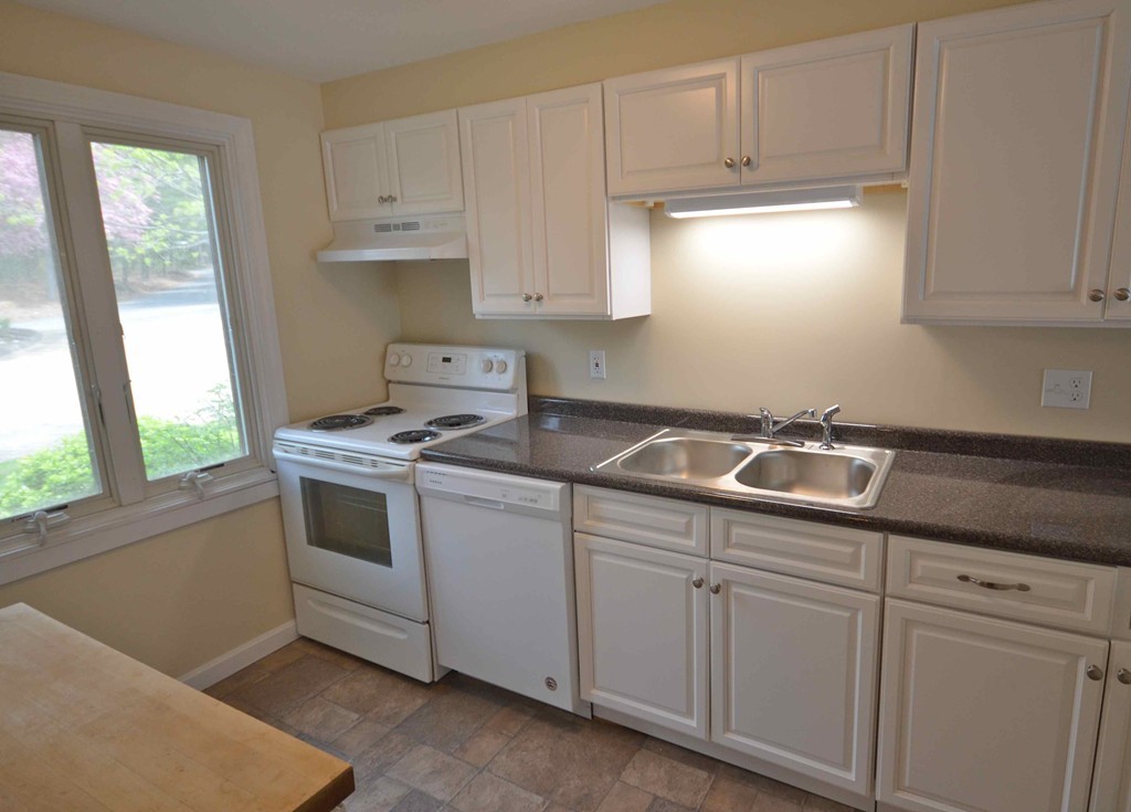 9 Sutton Court, Unit 9 Amherst, MA 01002 - Photo 5 of 20 Gallery Image 5