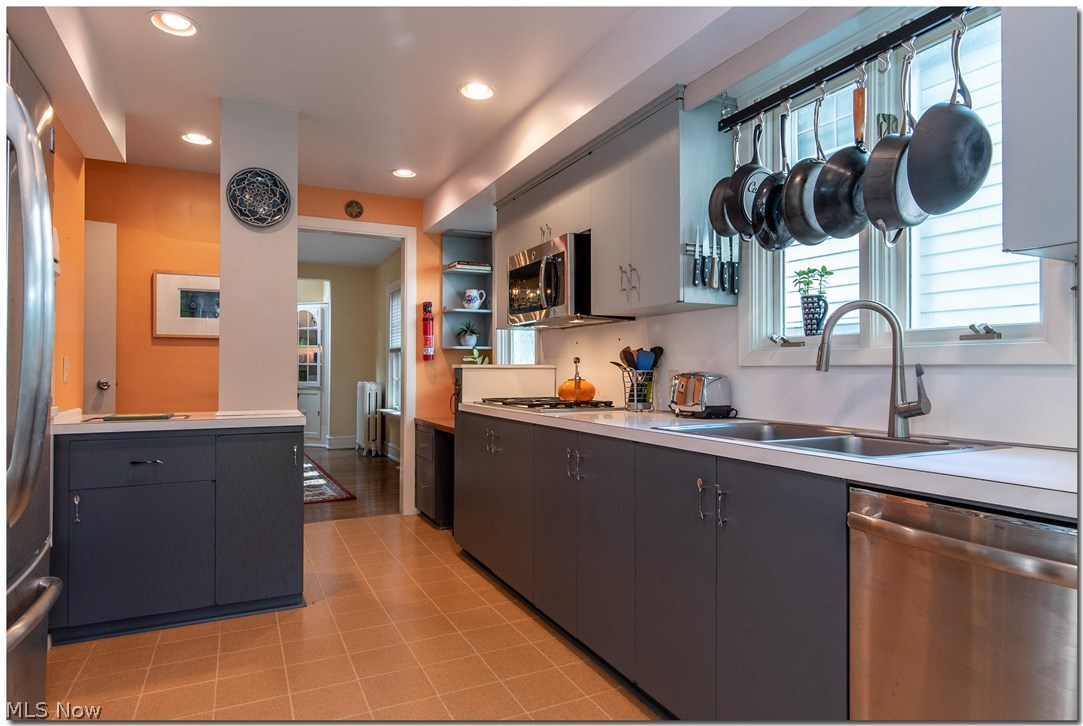 2943 East Overlook Road Cleveland, OH 44118 - Photo 11 of 34 Gallery Image 11