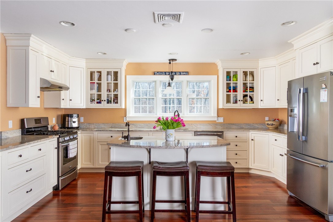 750 Gilbert Stuart Road North Kingstown, RI 02874 - Photo 10 of 44 Kitchen with center island