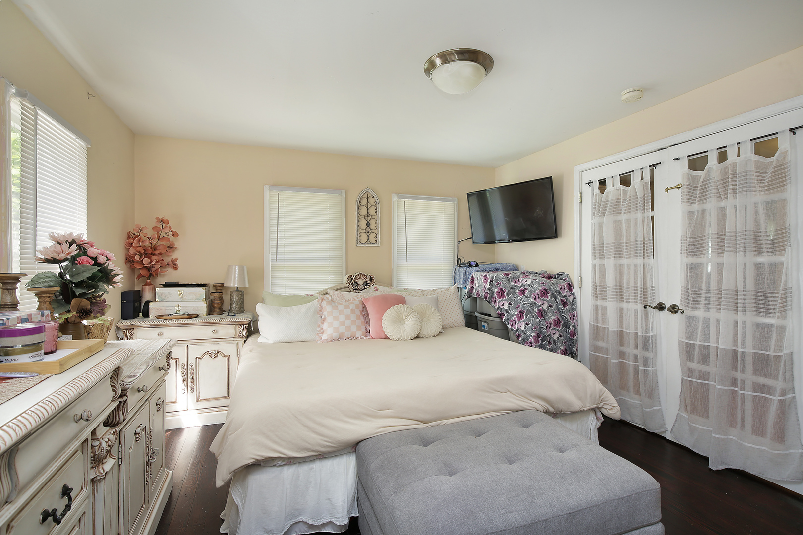 2015 Greenview Road Northbrook, IL 60062 - Photo 9 of 11 a bedroom with a bed and a flat screen tv