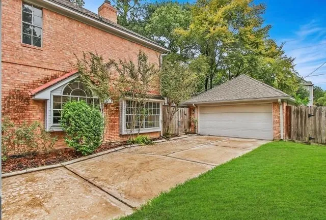 a view of a house with backyard and porch