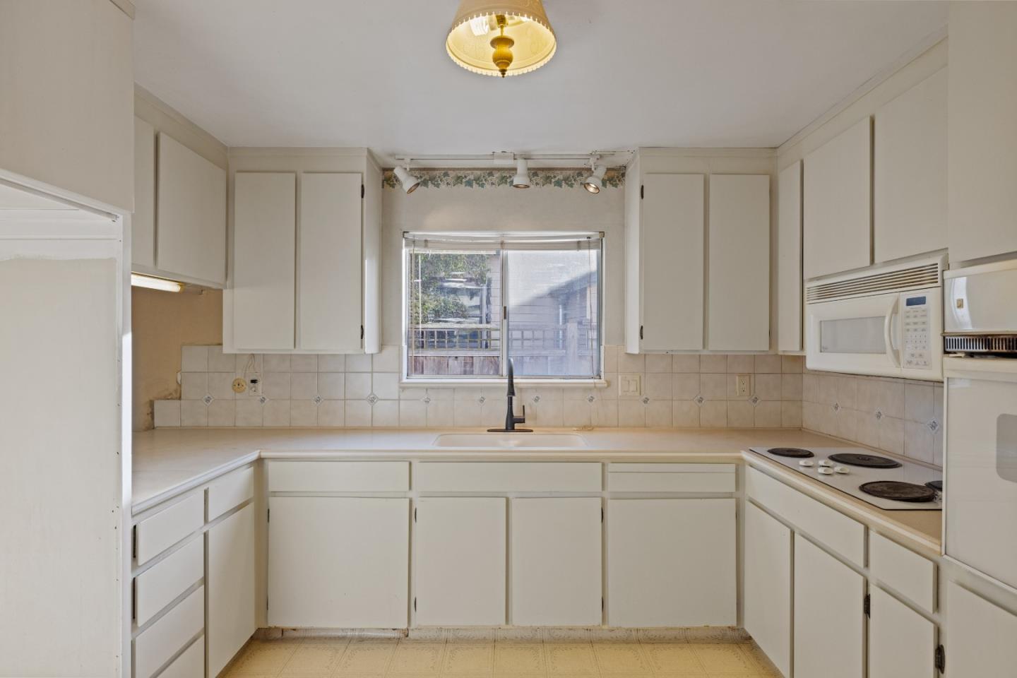 821 Cedar Street Pacific Grove, CA 93950 - Photo 9 of 25