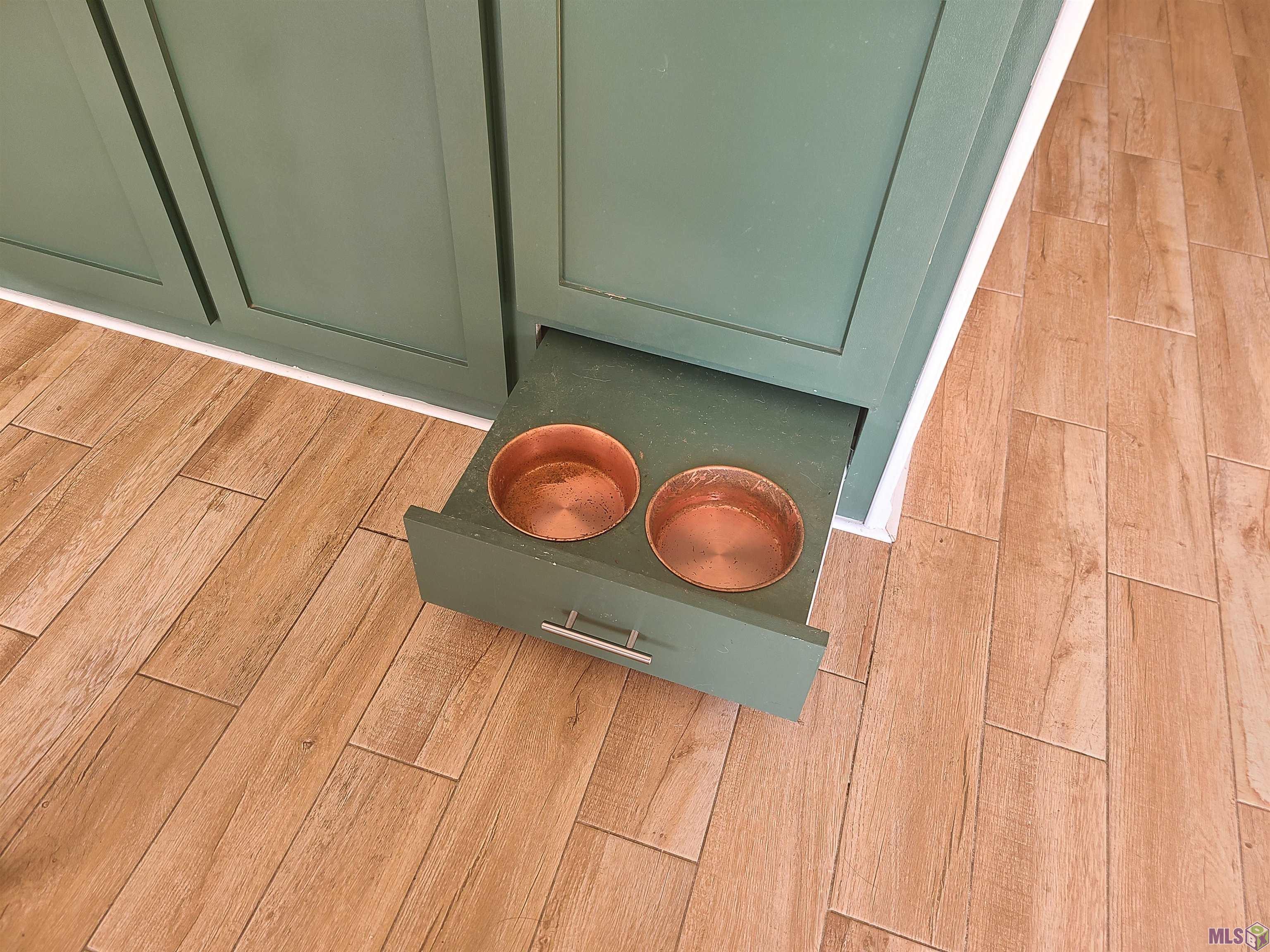 15464 Point Breton Avenue Baton Rouge, LA 70817 - Photo 11 of 25 Pull Out Pet Bowls