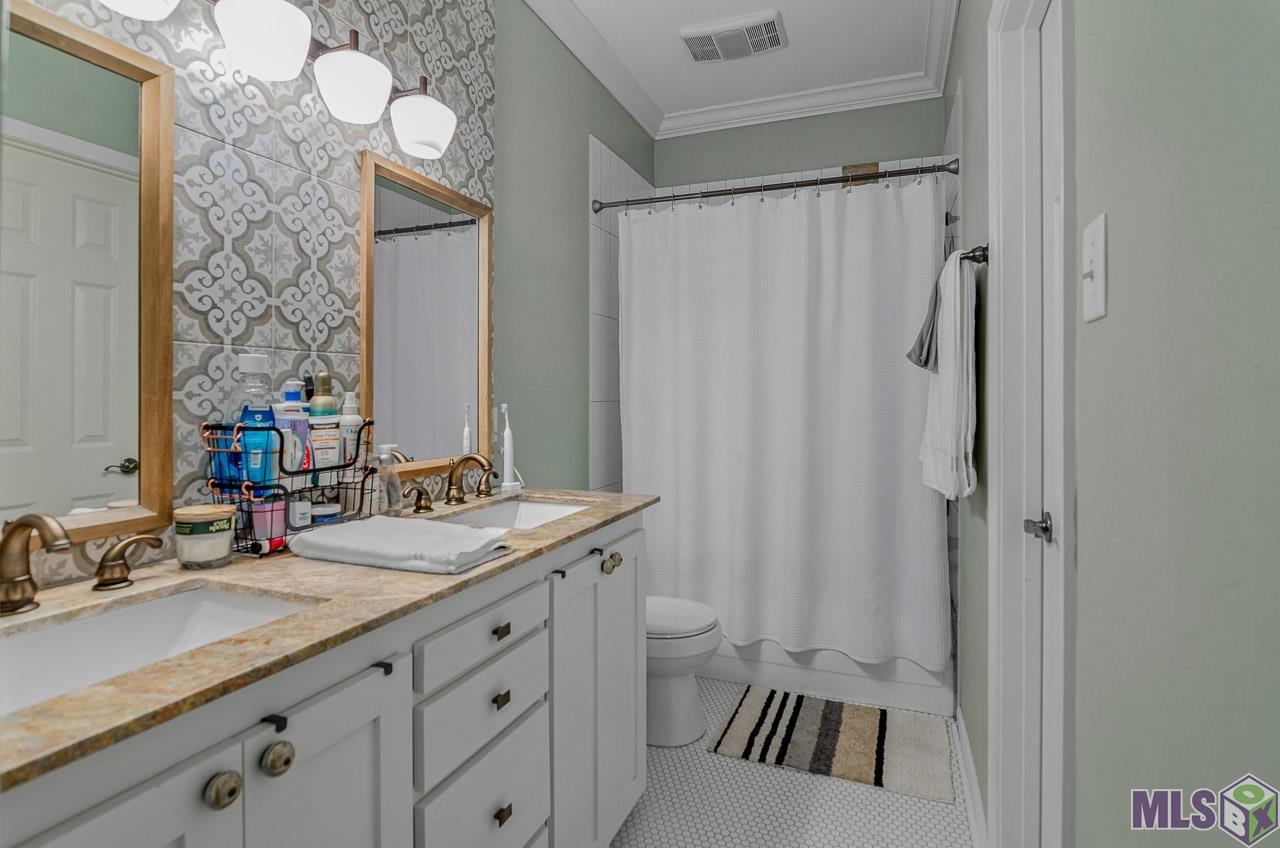15464 Point Breton Avenue Baton Rouge, LA 70817 - Photo 14 of 25 Primary Bath