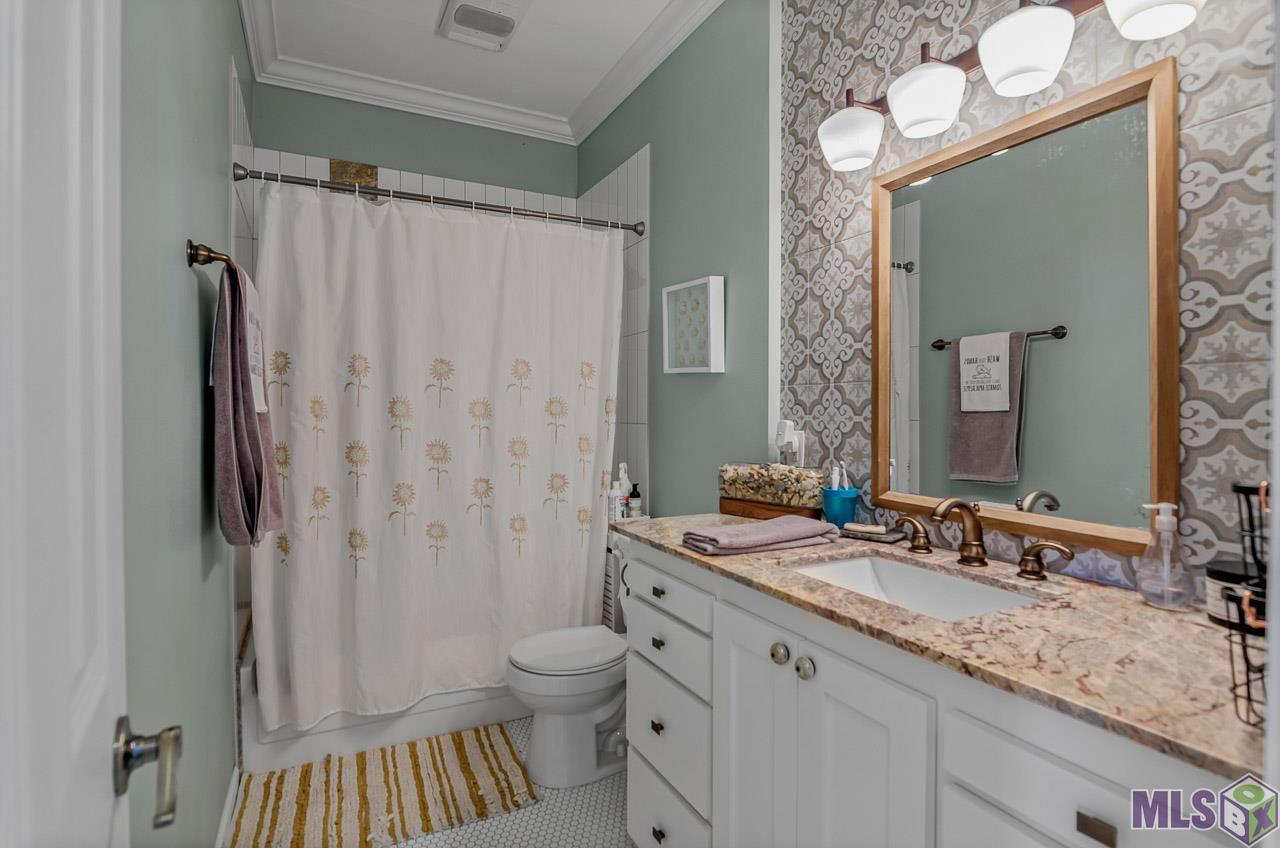 15464 Point Breton Avenue Baton Rouge, LA 70817 - Photo 16 of 25 Hall Bath