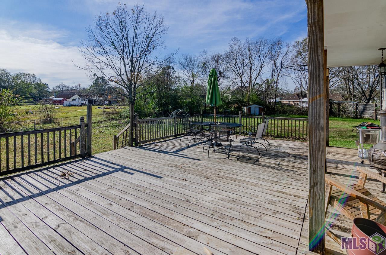 15464 Point Breton Avenue Baton Rouge, LA 70817 - Photo 21 of 25 Large Wood Deck