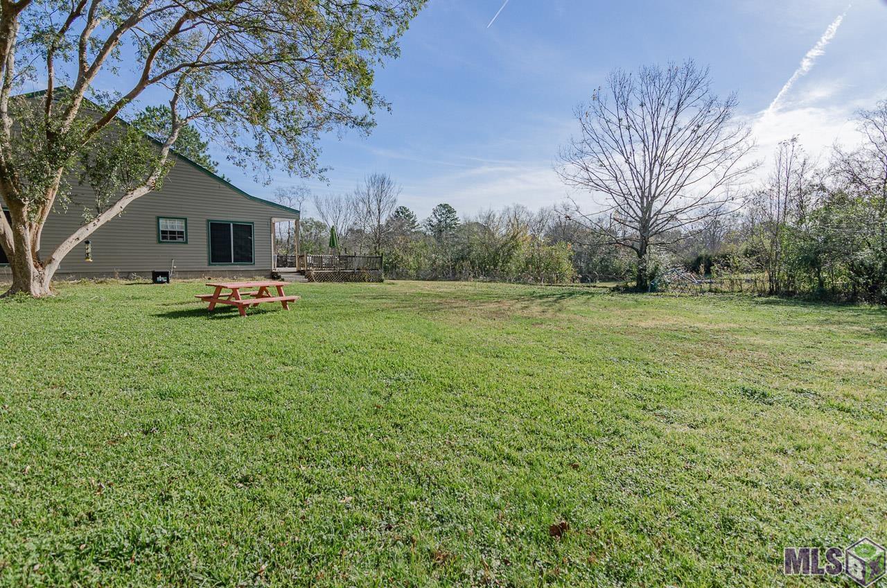 15464 Point Breton Avenue Baton Rouge, LA 70817 - Photo 24 of 25 Side View of Yard