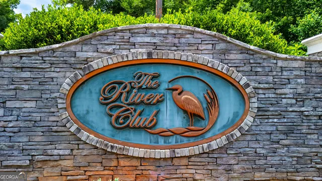 a sign that is sitting on the side of a road