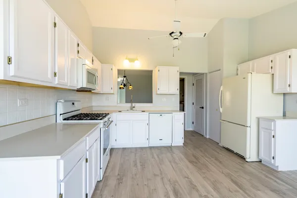 $279,900 | 629 West Streamwood Boulevard, Unit B, Streamwood, IL 60107