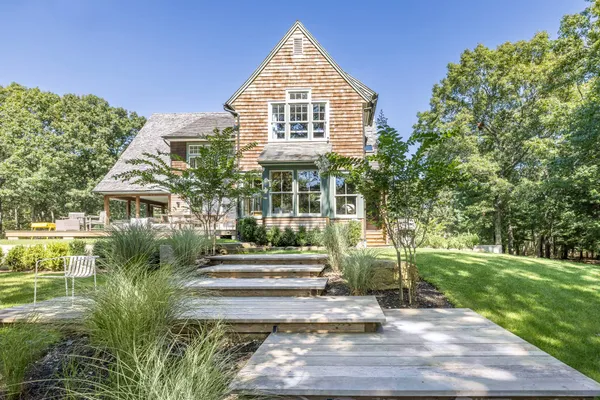 a view of a house with backyard and garden