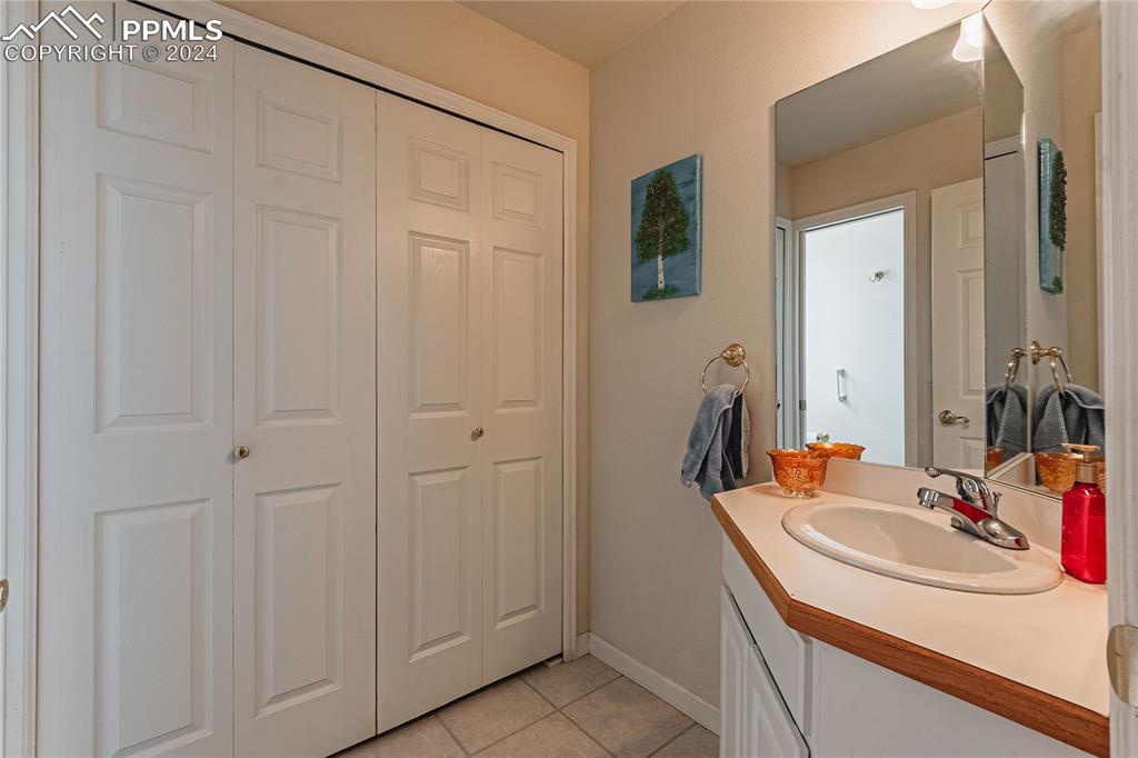 5148 Peak Villa Heights Colorado Springs, CO 80917 - Photo 24 of 45 Main level 3/4 bathroom