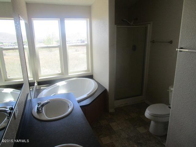 184 West Huntzinger Road Selah, WA 98942 - Photo 11 of 44 561-837253-bath 2 view 3