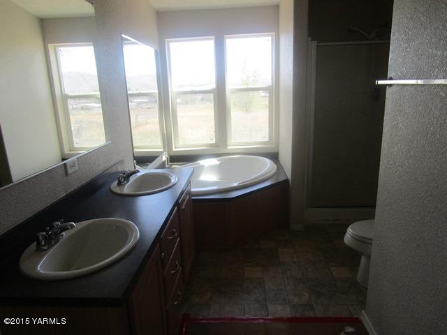 184 West Huntzinger Road Selah, WA 98942 - Photo 12 of 44 561-837253-bath 2