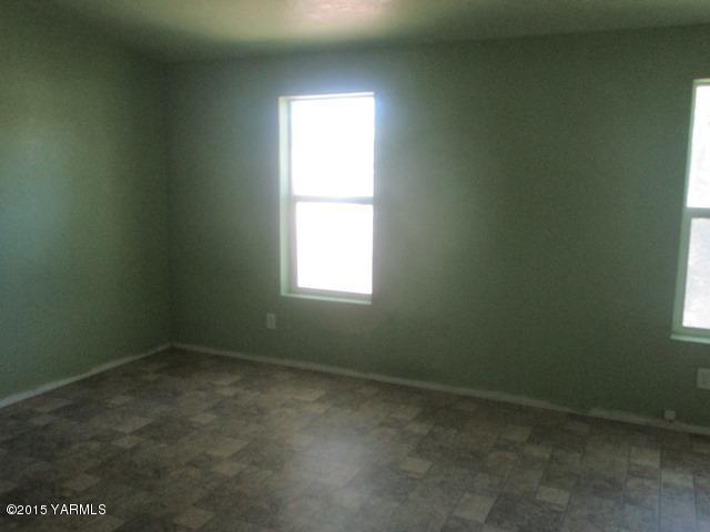 184 West Huntzinger Road Selah, WA 98942 - Photo 13 of 44 561-837253-bedroom 1