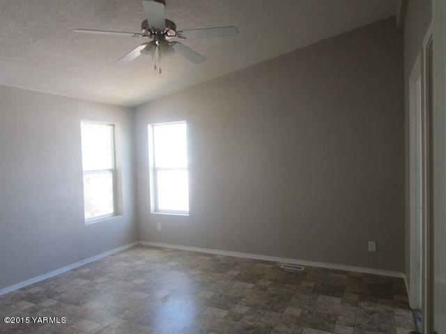 184 West Huntzinger Road Selah, WA 98942 - Photo 15 of 44 561-837253-bedroom 3