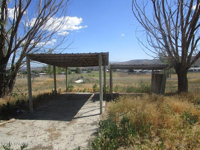 184 West Huntzinger Road Selah, WA 98942 - Photo 16 of 44 561-837253-covered storage area