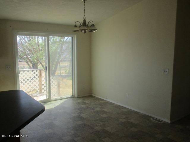 184 West Huntzinger Road Selah, WA 98942 - Photo 17 of 44 561-837253-dining room view 2