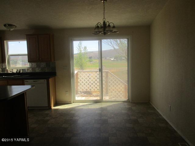 184 West Huntzinger Road Selah, WA 98942 - Photo 18 of 44 561-837253-dining room