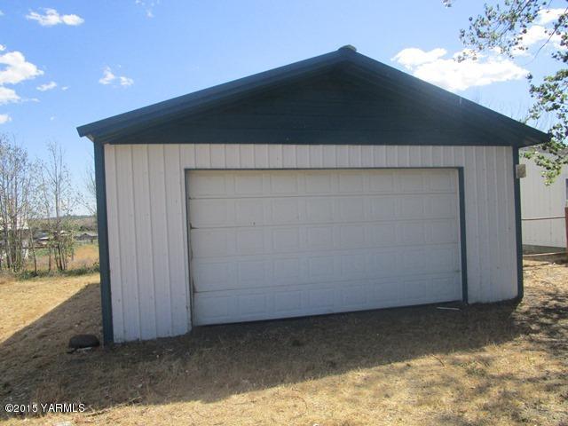 184 West Huntzinger Road Selah, WA 98942 - Photo 19 of 44 561-837253-front left of garage