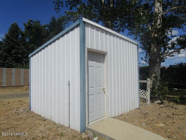 184 West Huntzinger Road Selah, WA 98942 - Photo 20 of 44 561-837253-front left of pump house