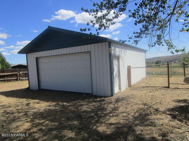 184 West Huntzinger Road Selah, WA 98942 - Photo 24 of 44 561-837253-front right of garage