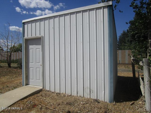 184 West Huntzinger Road Selah, WA 98942 - Photo 25 of 44 561-837253-front right of pump house