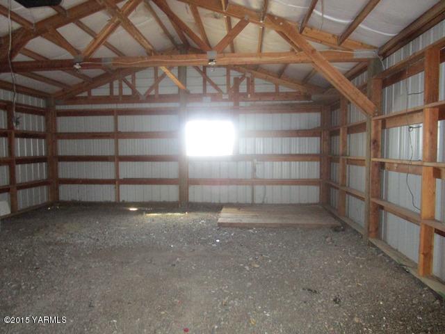 184 West Huntzinger Road Selah, WA 98942 - Photo 29 of 44 561-837253-inteiror of garage